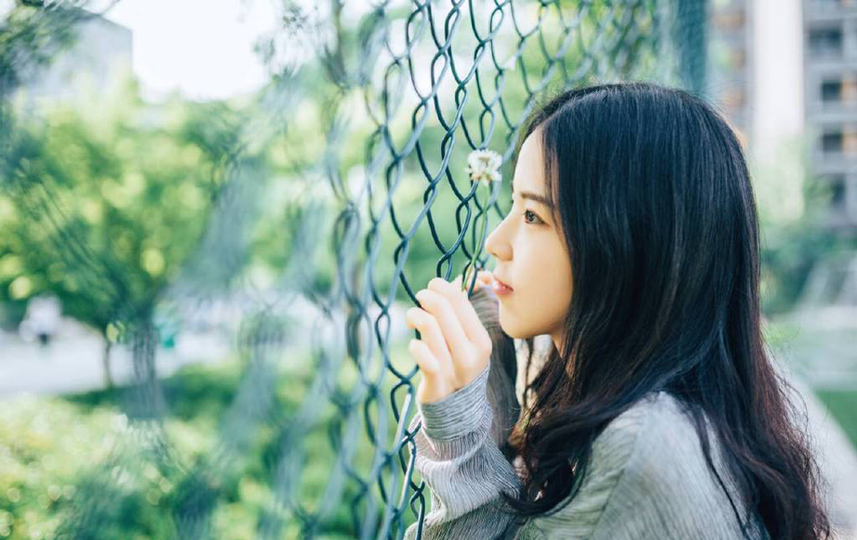 男女间不存在也不可能存在友谊，所谓男女之间的友谊，不外是爱情的初步或剩余，或许就是爱情自身。